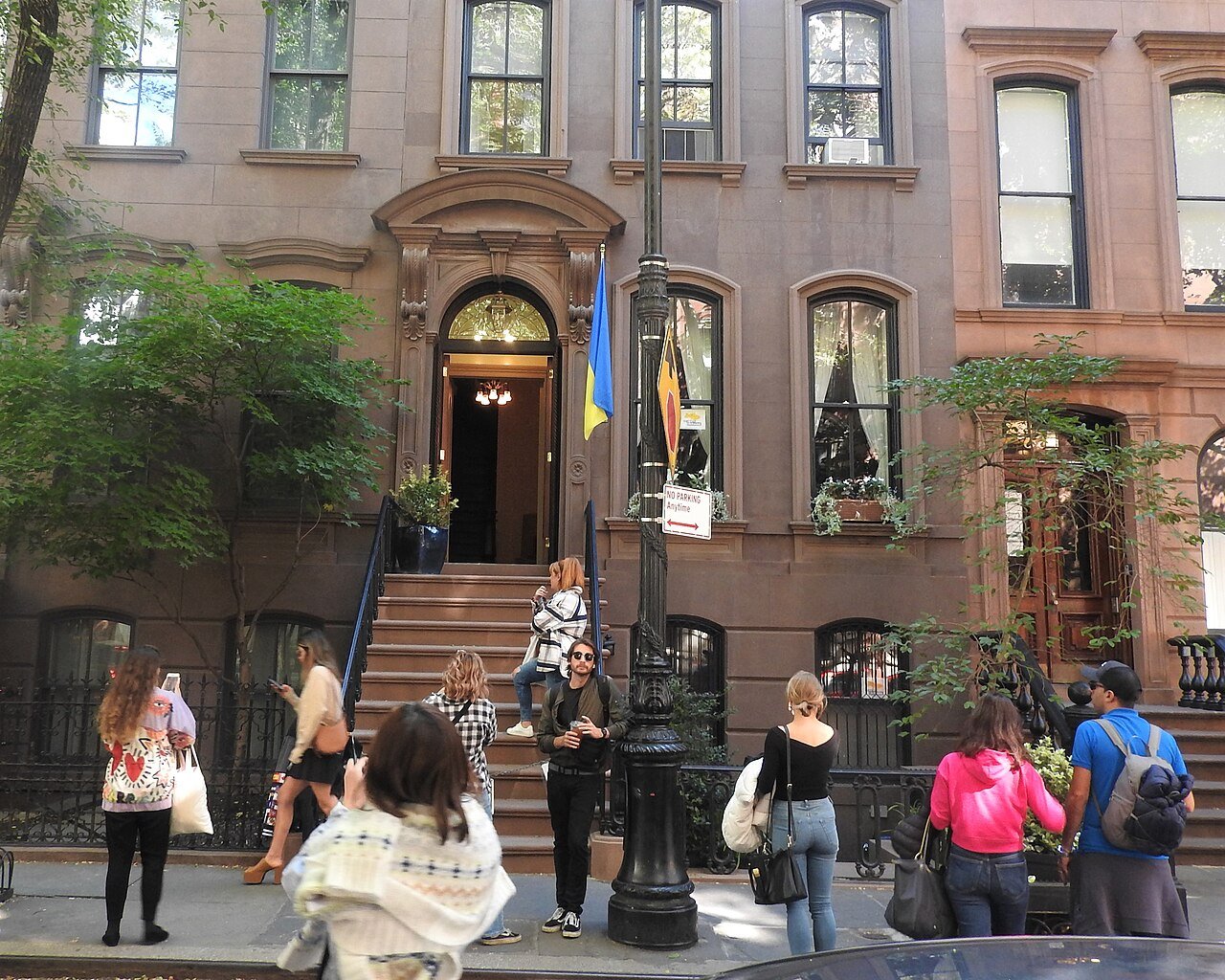 Carrie Bradshaw’s Stoop (Sex and the City)
