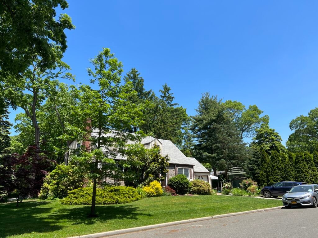 The real-life exterior of the house used for Raymond and Debra Barone's home in the sitcom Everybody Loves Raymond, located in Lynbrook, Long Island. 